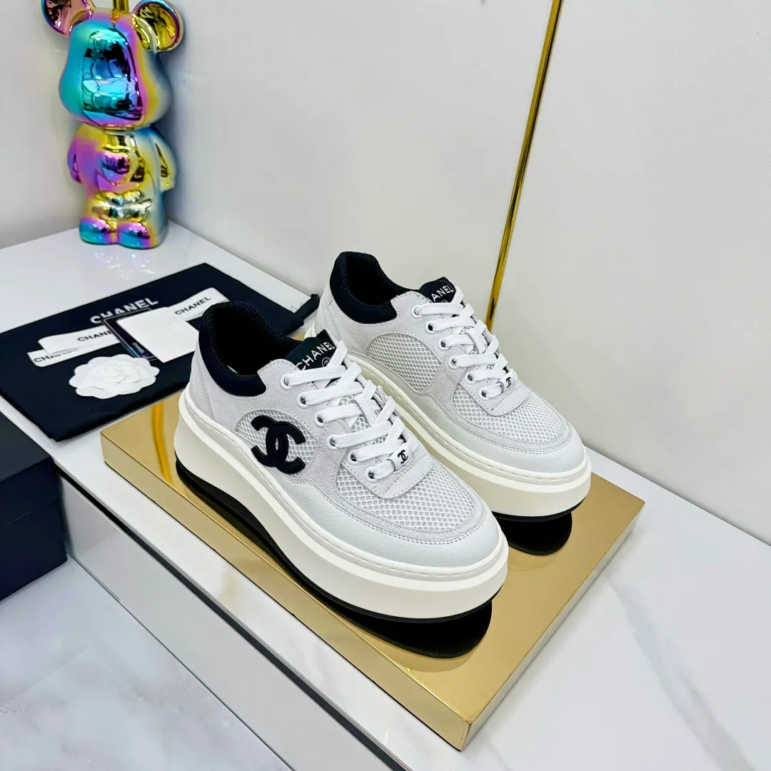 👟👟Ex-factory price 600👟👟 Upgraded version, upgraded version, upgraded version! No rebuttal accepted! ! ! ! Chanel Chanel panda shoes! 2025 counter's top casual sports shoes. This classic design; the upper is electro-embroidered with a variety of techniques; the outsole is fashionable and sporty; the unusual inclusion of a variety of color matching elements... The diversified mix and match is very good-looking and versatile, and can be used for leisure, fashion, sports, and outdoor... ꫛꫀꪝ Go➫ Materials: ❶Upper made of: original imported first-layer silk cowhide + original waterproof cloth + original first-layer cowhide ❷Inner lining: Original Yangli+Net ❸Outsole based on: Original TPU combination outsole Counter boutique packaging complete set for women 35–41 👉 👉 👉 👉 👉